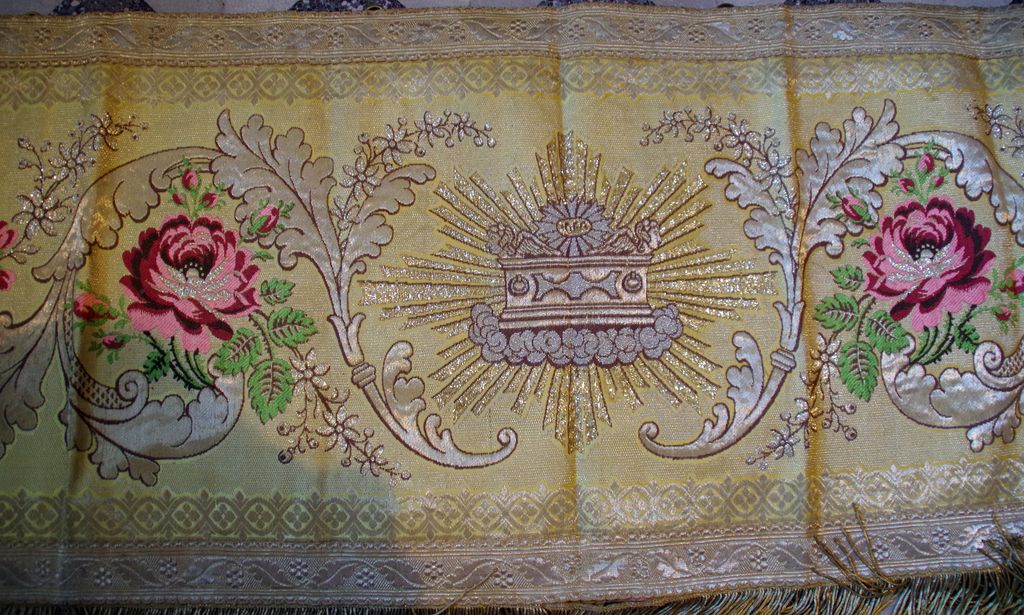 sommaire des textiles de l'église de Saint-Julien-de-Peyrolas