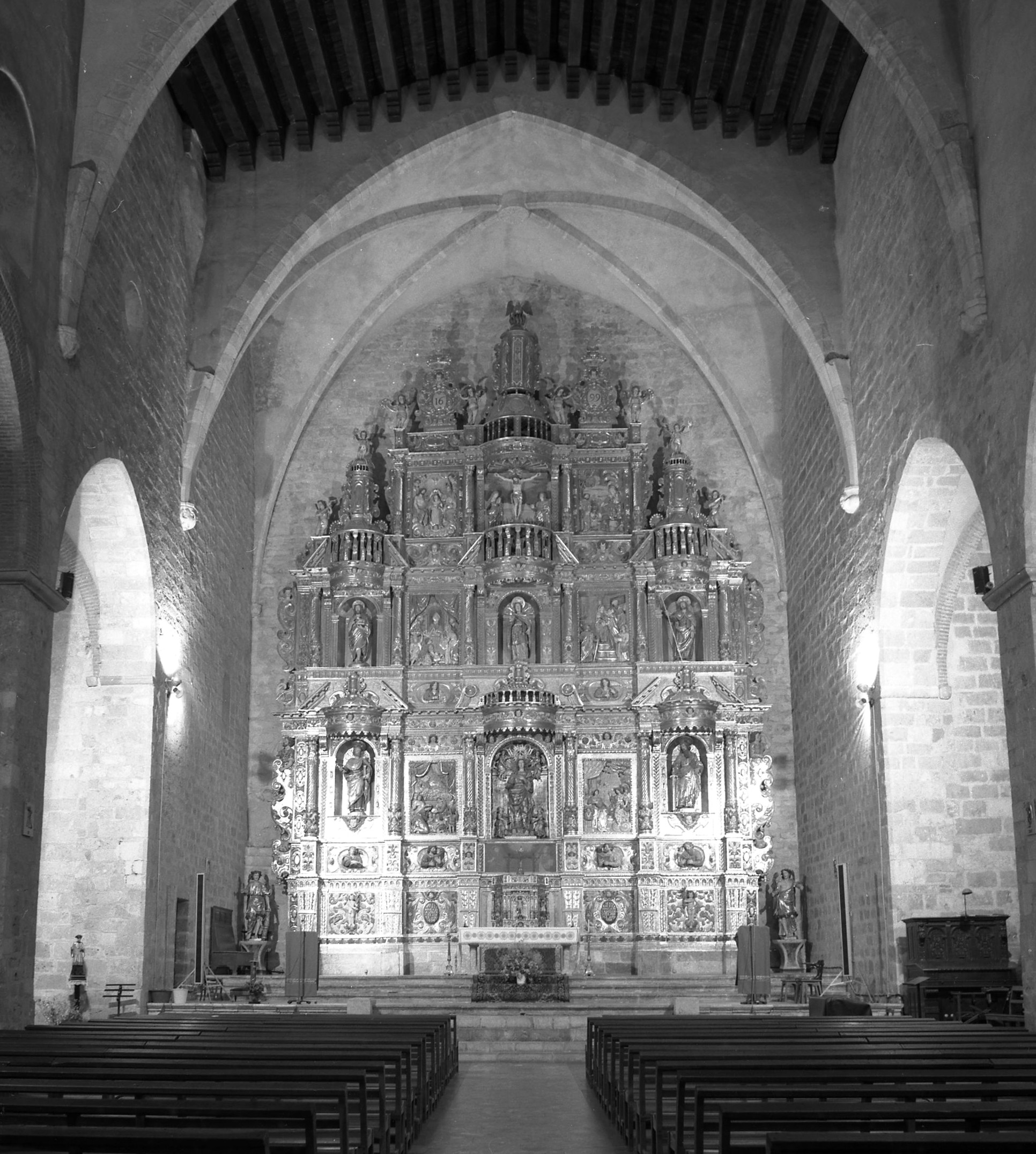 ensemble du maître-autel à retable du Triomphe de la Vierge