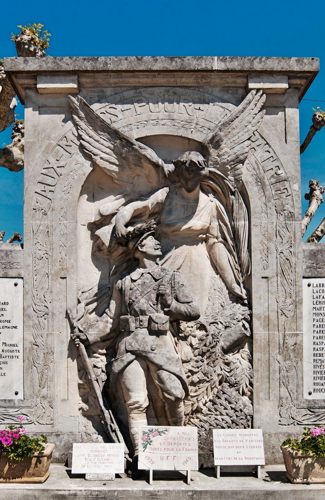 groupe sculpté représentant une Victoire ailée couronnant un Poilu quittant le champ de bataille