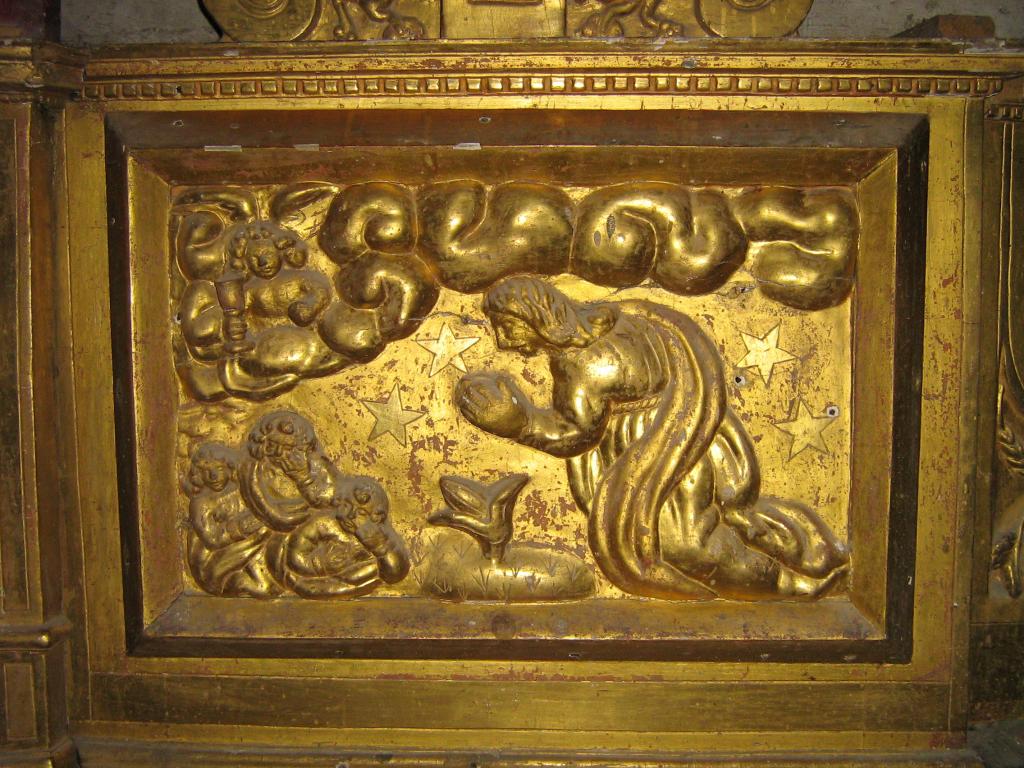 ensemble du retable du maître-autel : autel tombeau, 2 gradins d'autel, tabernacle-exposition architecturé de forme pyramidale, 3 hauts-reliefs : La Crucifixion, 2 statues : Saint Roch et Saint Antoine