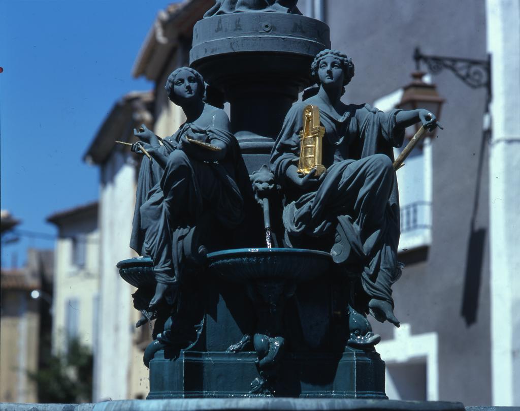 monument (monument commémoratif), fontaine de la république, avec une Marianne porteuse de lumière