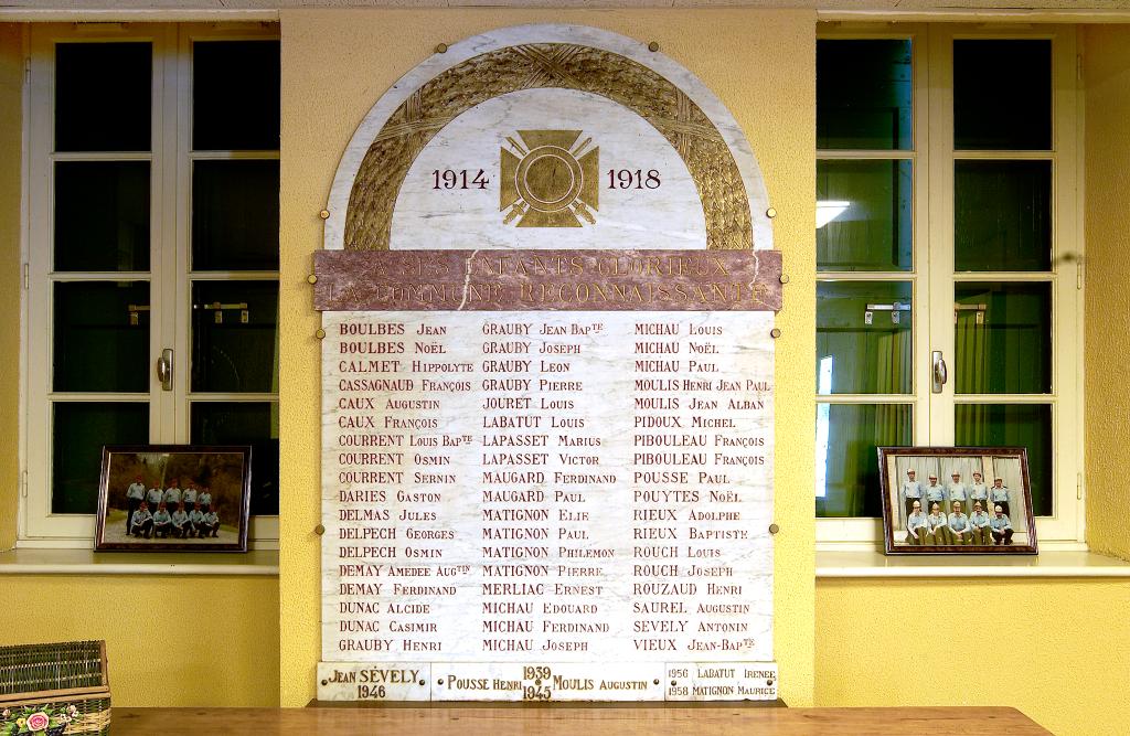 plaques commémoratives des morts de la guerre de 1914-1918, de la guerre de 1939-1945 et de la guerre de 1954-1962 (Algérie)
