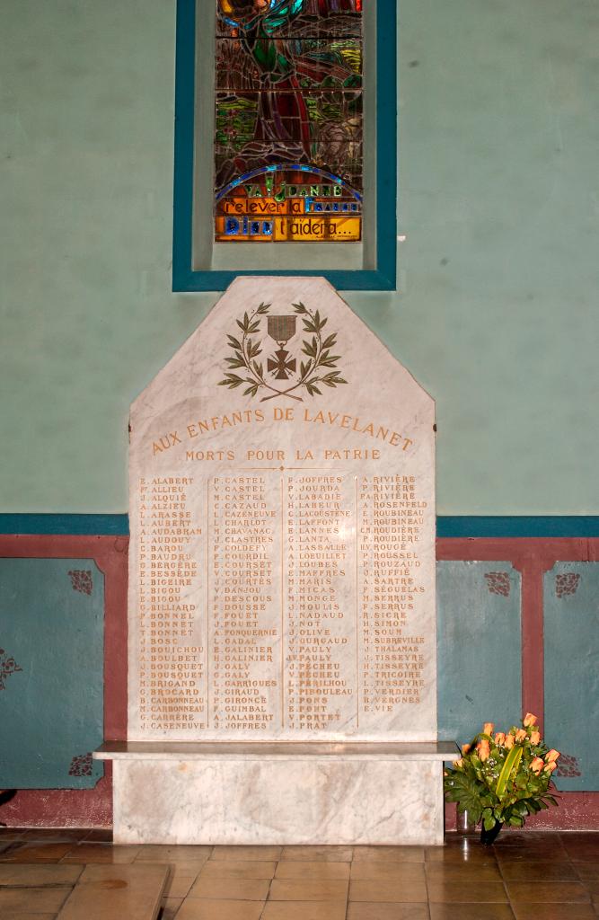 monument aux morts de la guerre de 1914-1918 et verrière à personnage (Jeanne d'Arc, saint Michel)