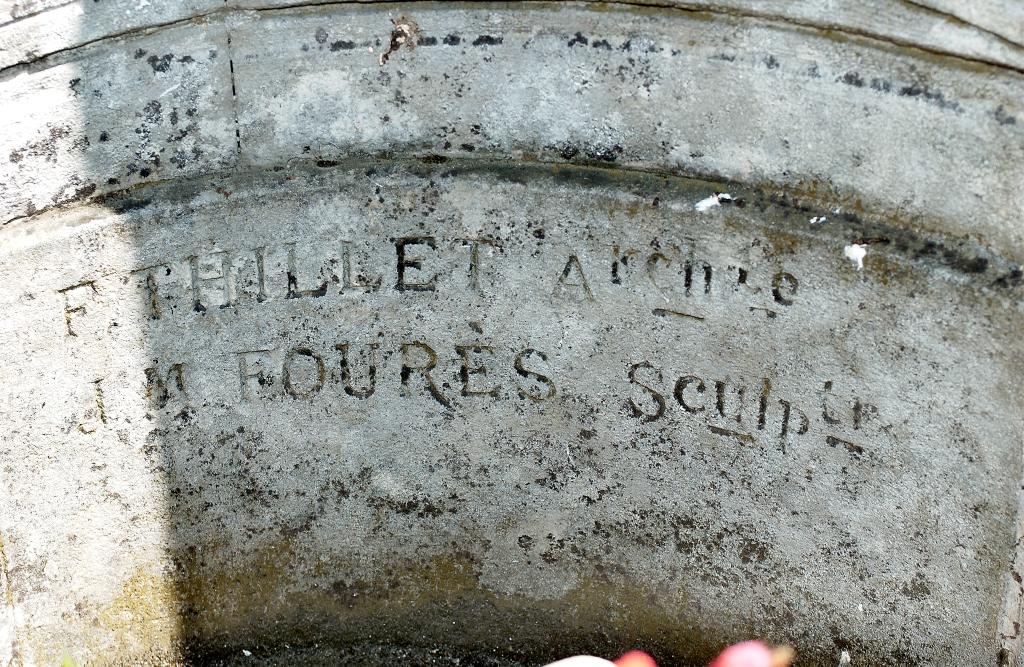 groupe sculpté représentant une Victoire ailée couronnant un Poilu quittant le champ de bataille