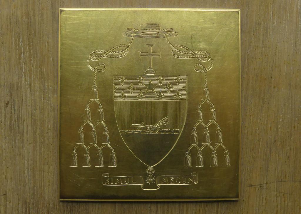 mitre de Mgr Chevrier, molleton et boîte de rangement