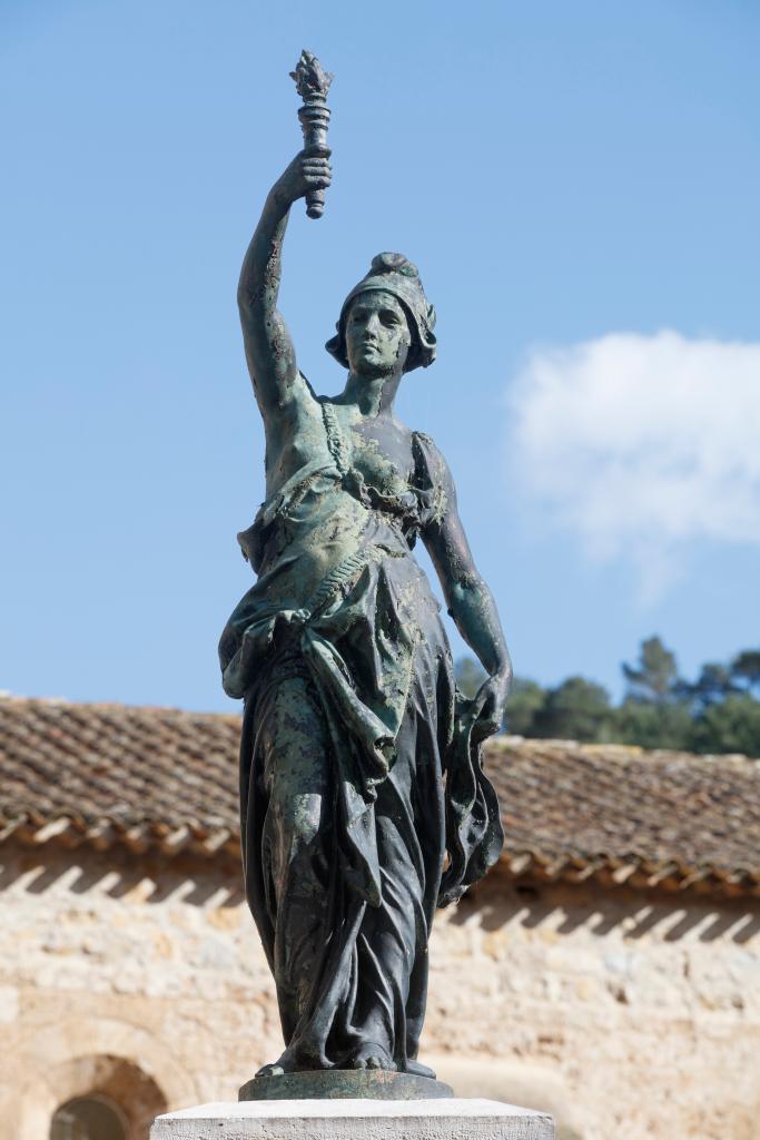 monument (monument commémoratif), fontaine monumentale de la république, avec une Marianne porteuse de lumière