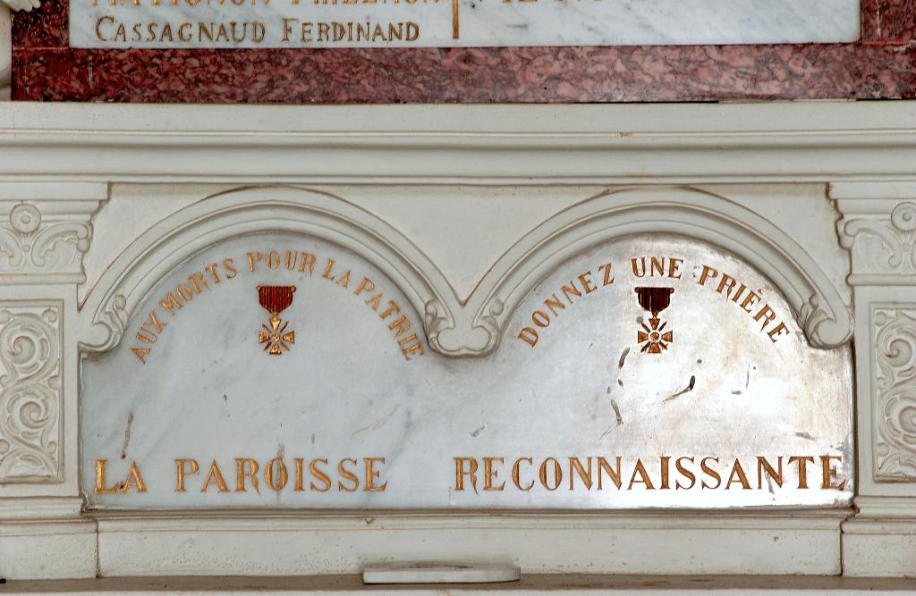 ensemble du monument aux morts de la guerre de 1914-1918 avec l'autel secondaire, la plaque commémorative et deux statues (petite nature) d'anges.