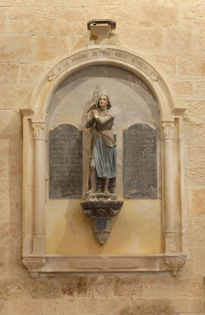 monument aux morts de la guerre de 1914-1918 avec une statue (petite nature) de Jeanne d'Arc sur sa console.