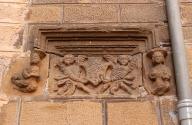 bas-relief : Anges présentant un écusson