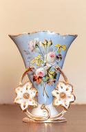 vase d'autel (vase à cornet), de style néo-rocaille : Bouquet de roses