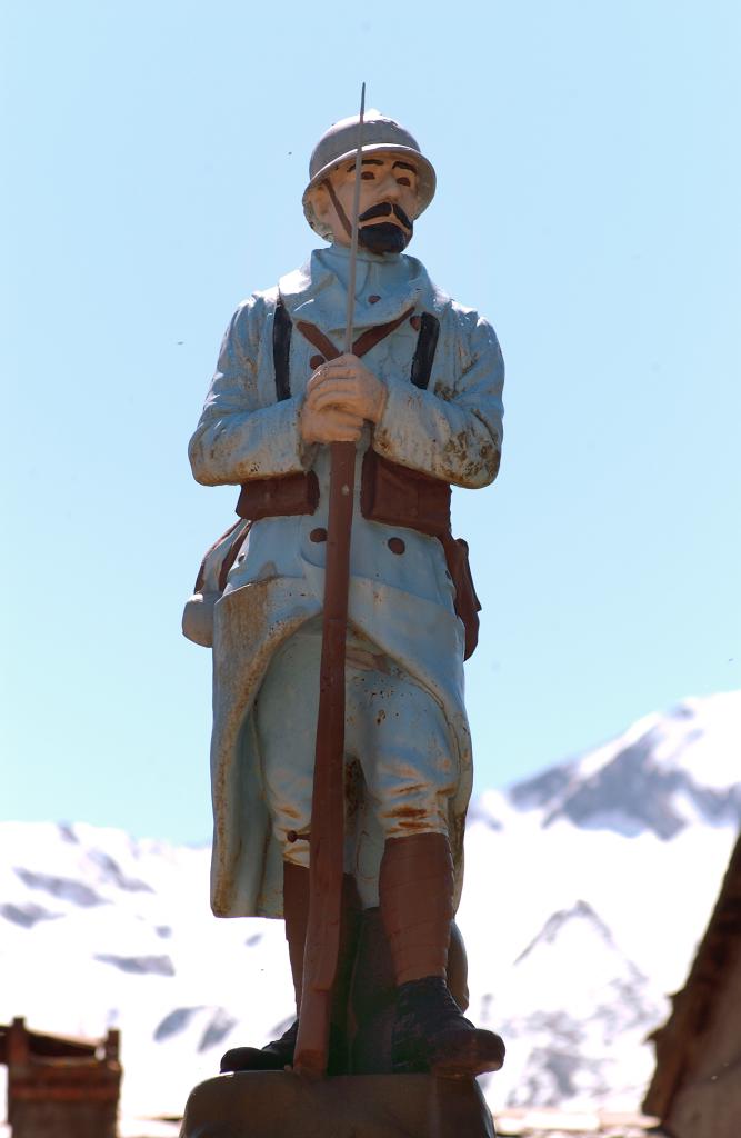 statue (figure colossale) du Poilu
