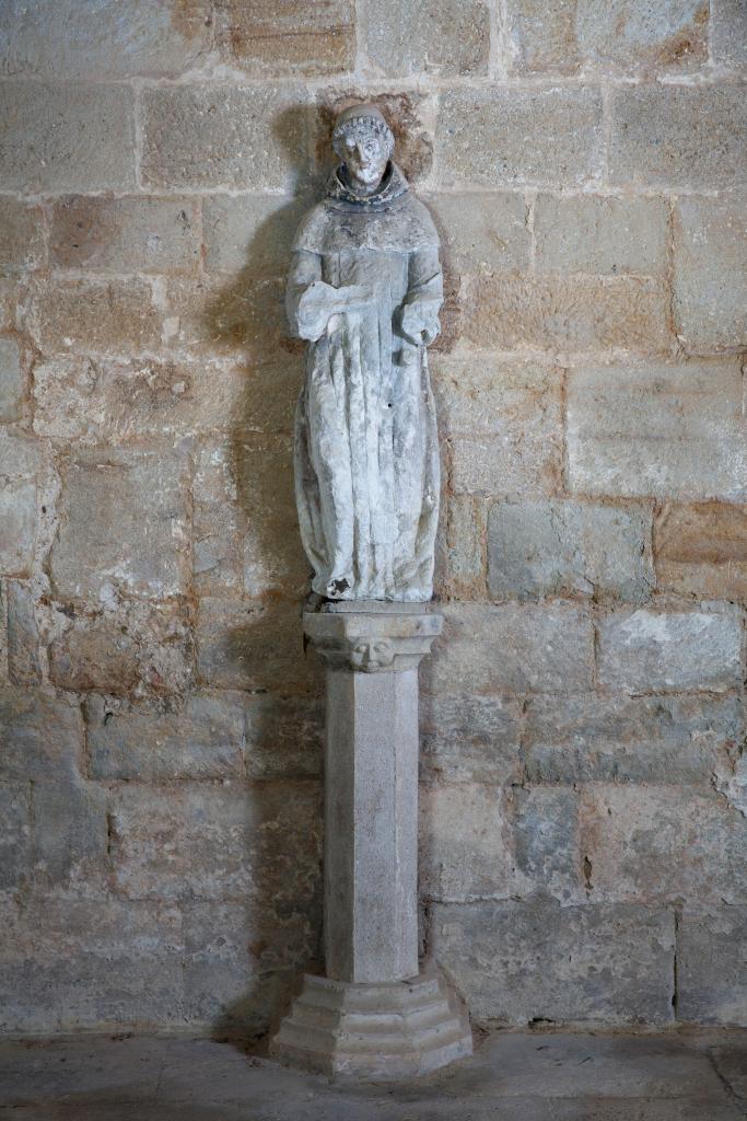 Statue de moine sur une colonne : saint Bernard ?