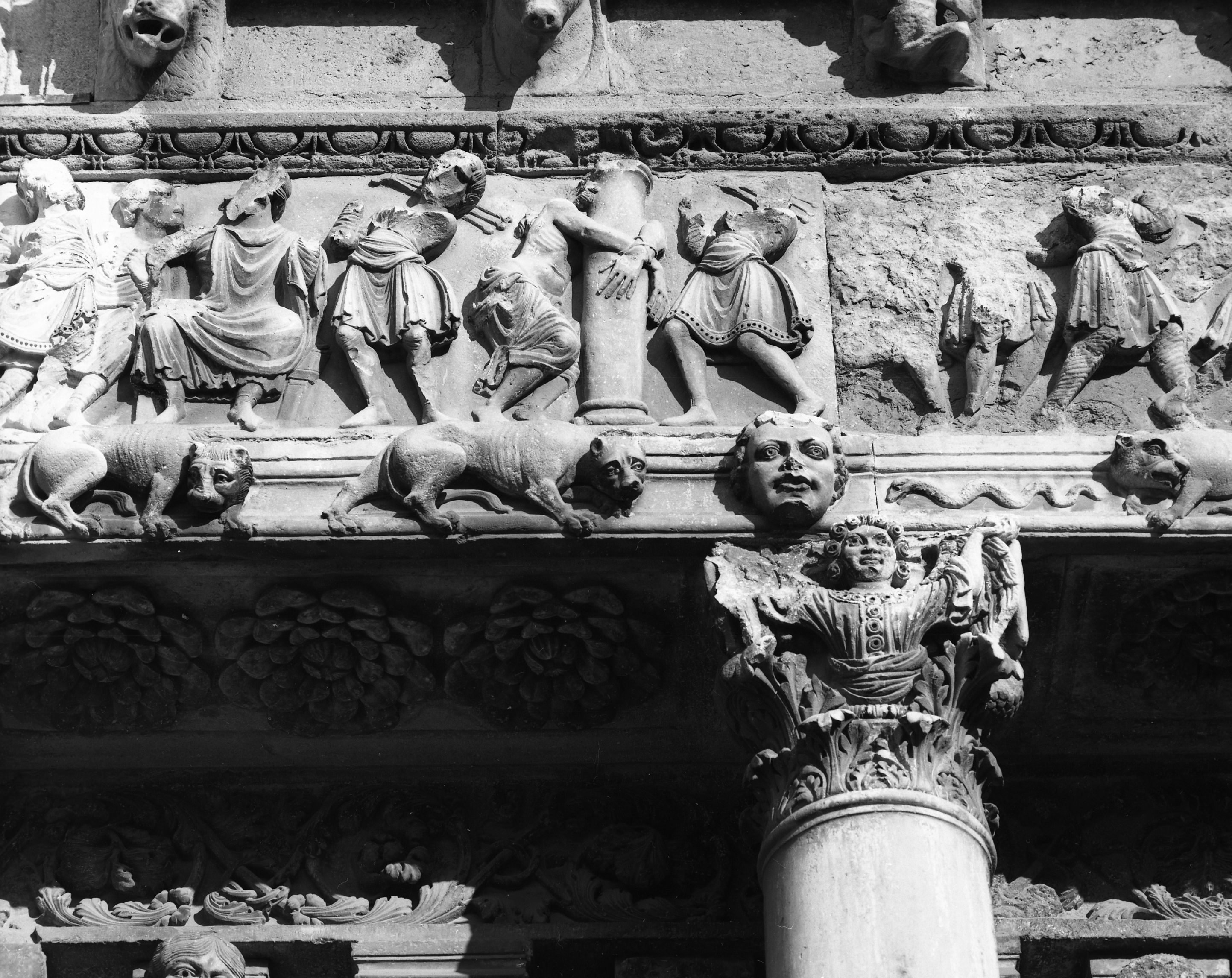 statues et hauts-reliefs du portail de Saint-Gilles