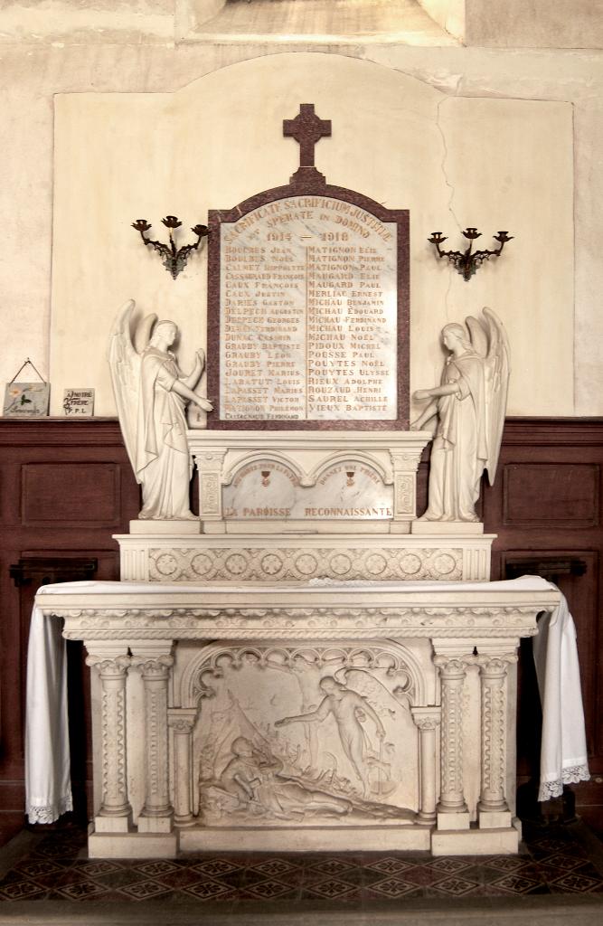 ensemble du monument aux morts de la guerre de 1914-1918 avec l'autel secondaire, la plaque commémorative et deux statues (petite nature) d'anges.