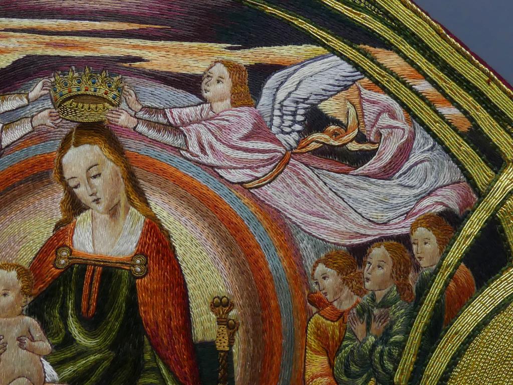 mitre de Mgr Chevrier, molleton et boîte de rangement