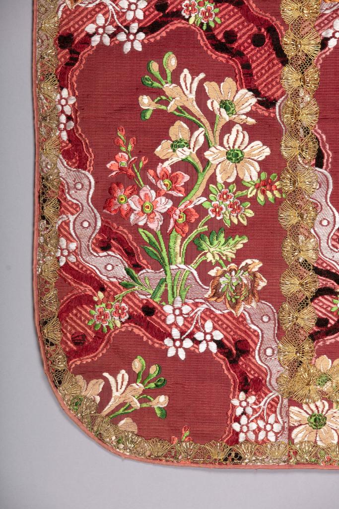 ornement liturgique rose
