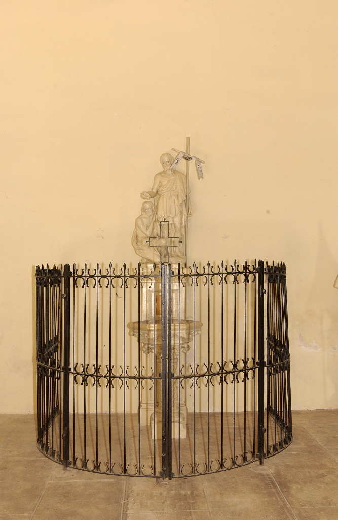 ensemble de la chapelle des fonts baptismaux (cuve baptismale à infusion) avec sa clôture et le groupe sculpté (groupe relié) du Baptême du Christ