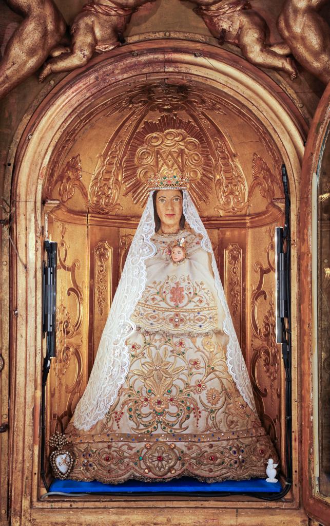 costumes de la statue de la Vierge de Notre-Dame de Marceille