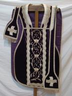 ensemble d'un ornement violet : chasuble, étole de clerc, manipule, voile de calice, bourse de corporal