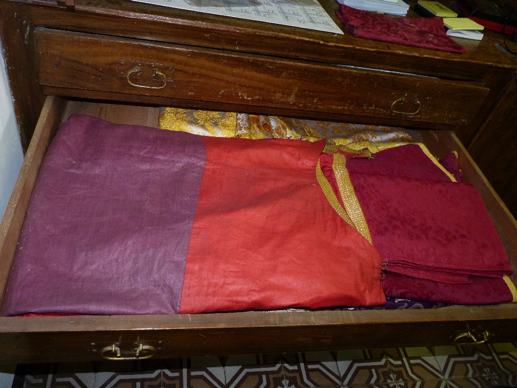 vêtements liturgiques ; chasubles ; étoles; voiles de calice ; manipules ; bourses ; nappes d'autel forfait sacristie