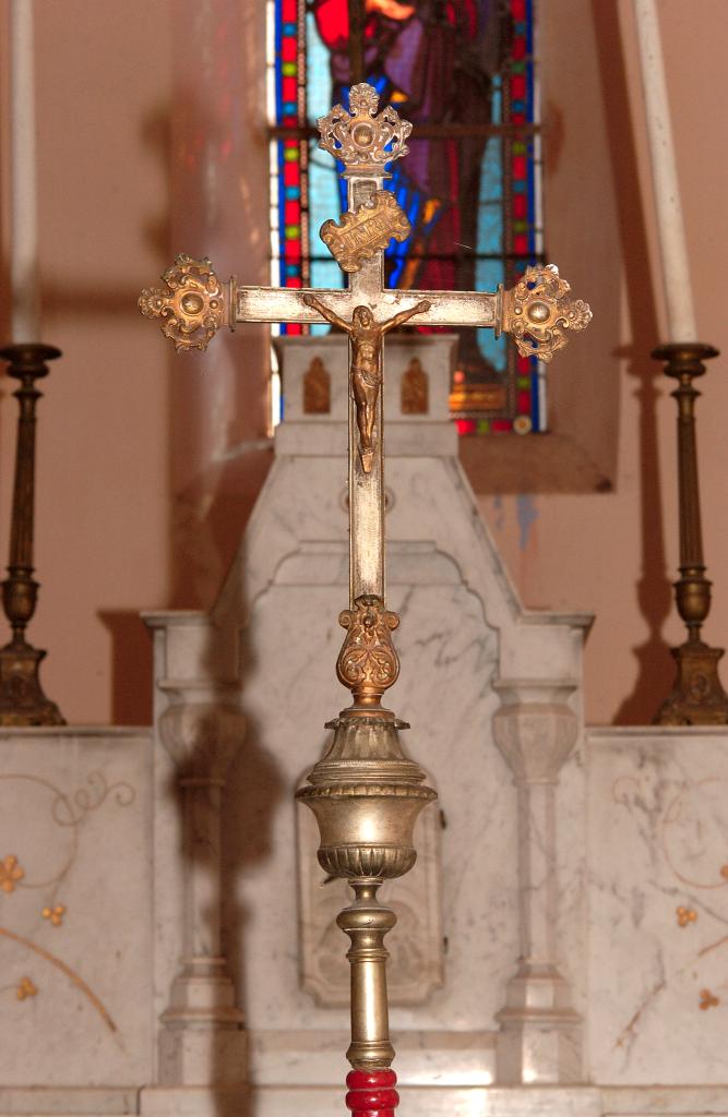 croix de procession, de style néo-rocaille : Christ en croix