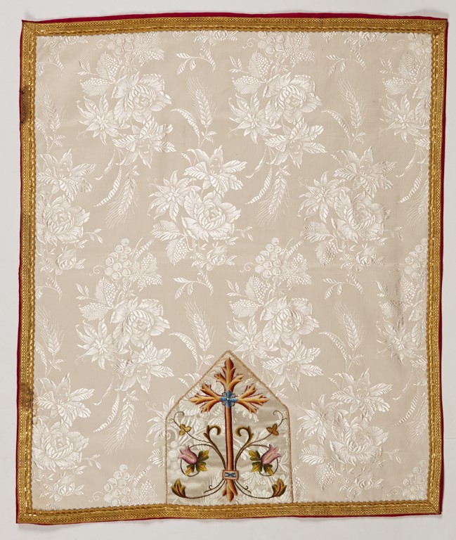 chasuble blanche avec manipule et voile de calice