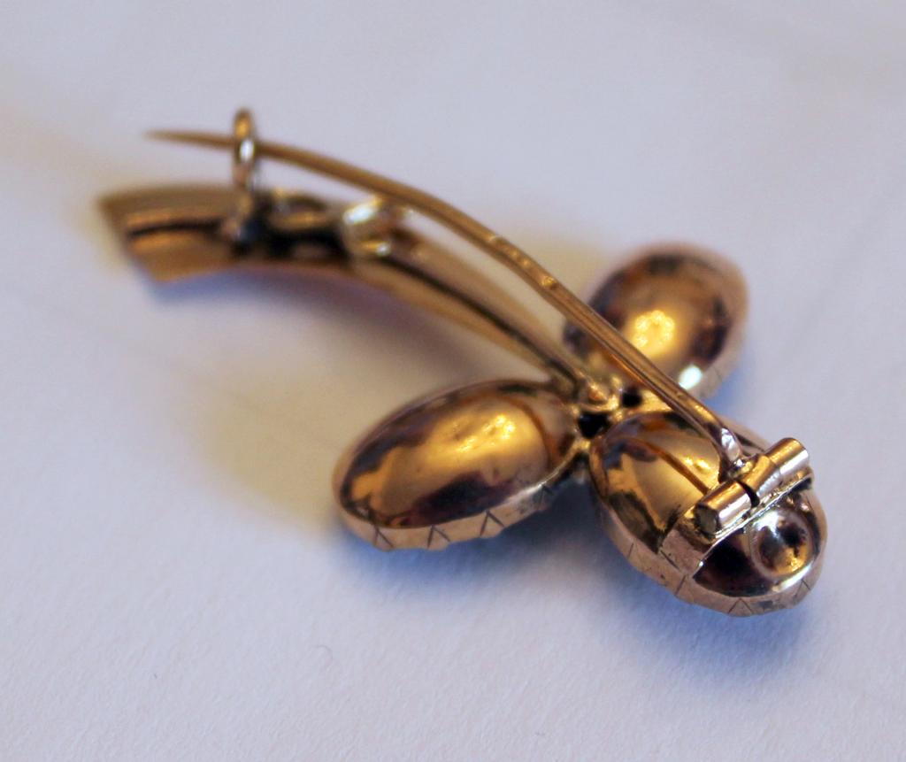 Broche en forme de trèfle avec perle