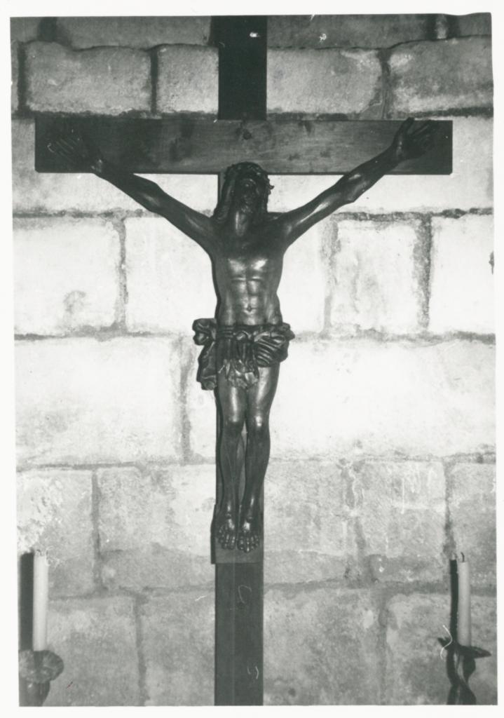 statue : Christ en croix