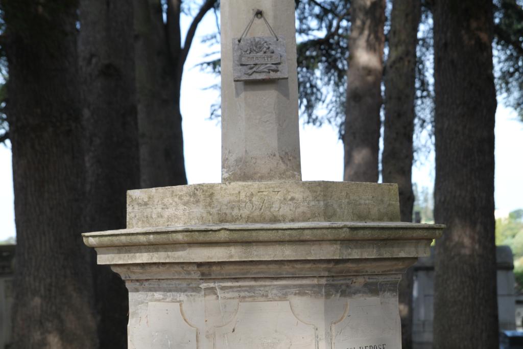 ensemble de 2 monuments aux morts et une croix monumentale à la mémoire des militaires morts au combat