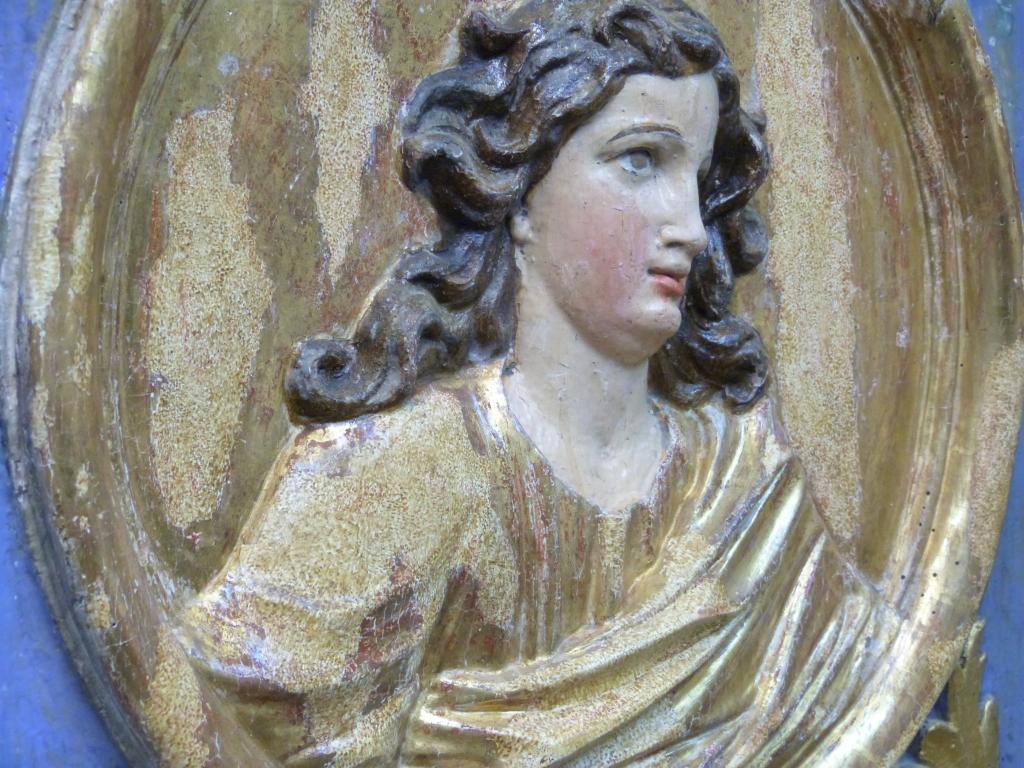 ensemble de l'autel secondaire dédié à la Vierge du Rosaire : retable architecturé, autel tombeau, gradin d'autel, statue : Vierge du Rosaire