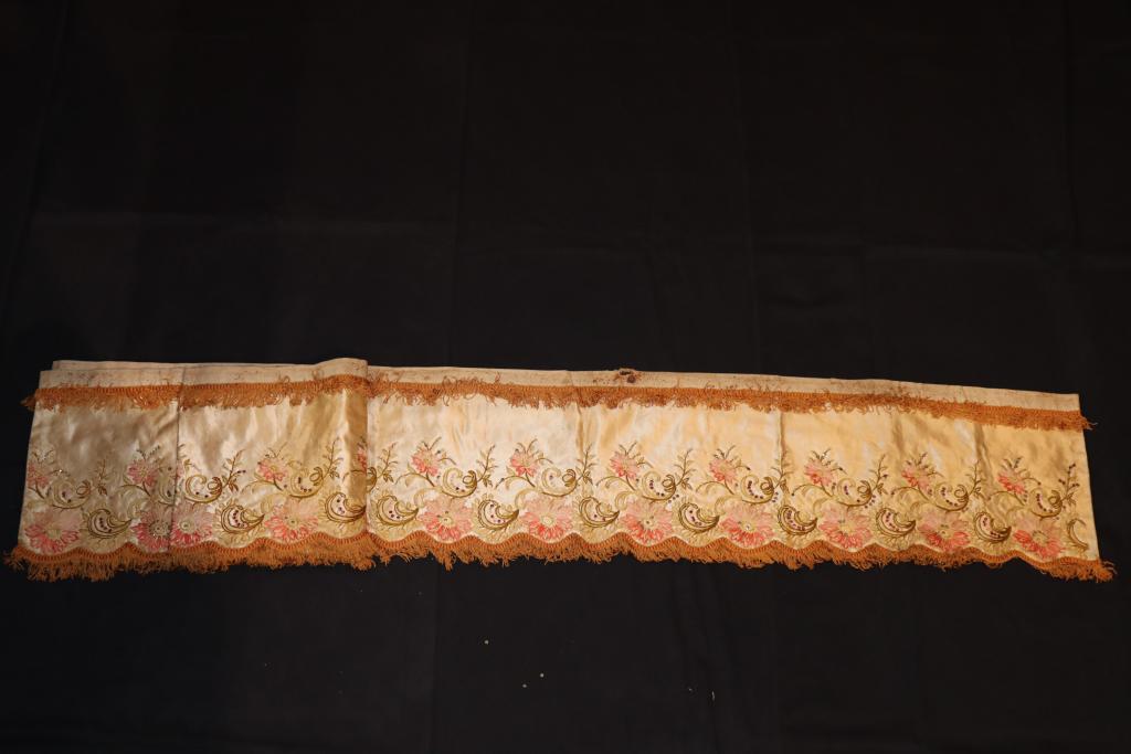 Ensemble de vêtements et ornements liturgiques