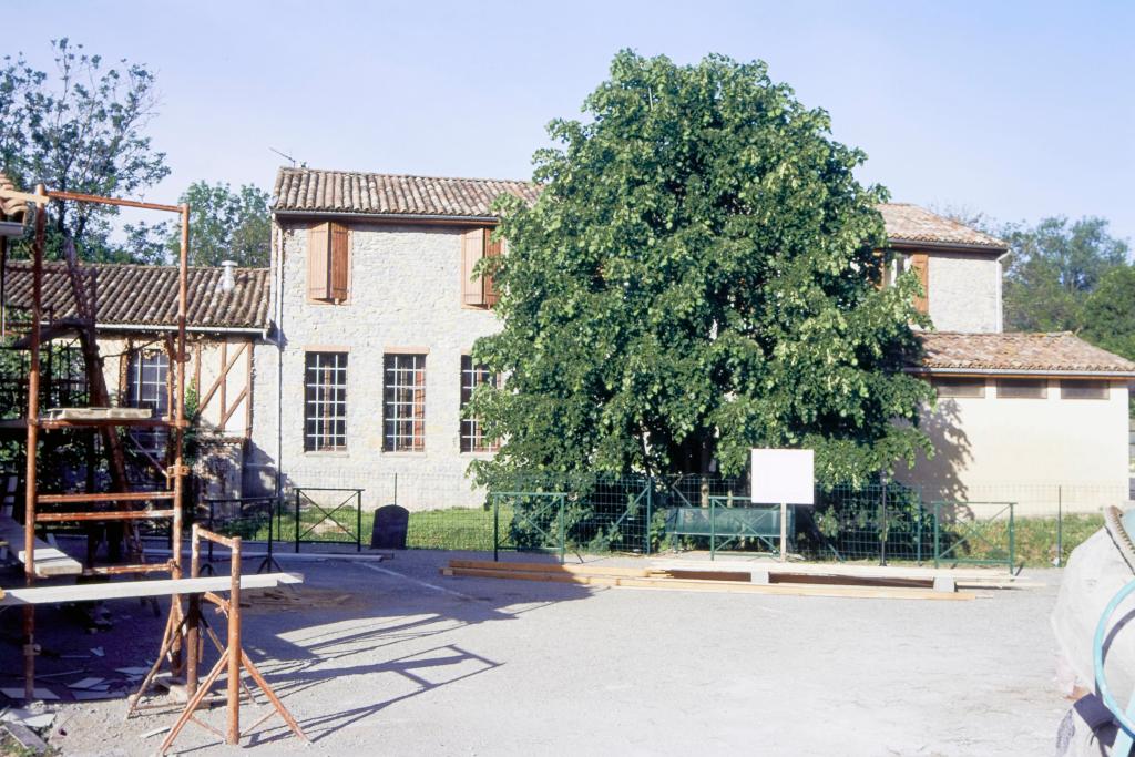 fabrique de peigne en corne Corneil, puis Razeyre-Massat puis Coopérative ariégeoise du peigne, actuellement maison de retraite Lausada