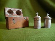 coffret aux saintes huiles avec son ampoule à huile des catéchumènes et son ampoule à saint chrême