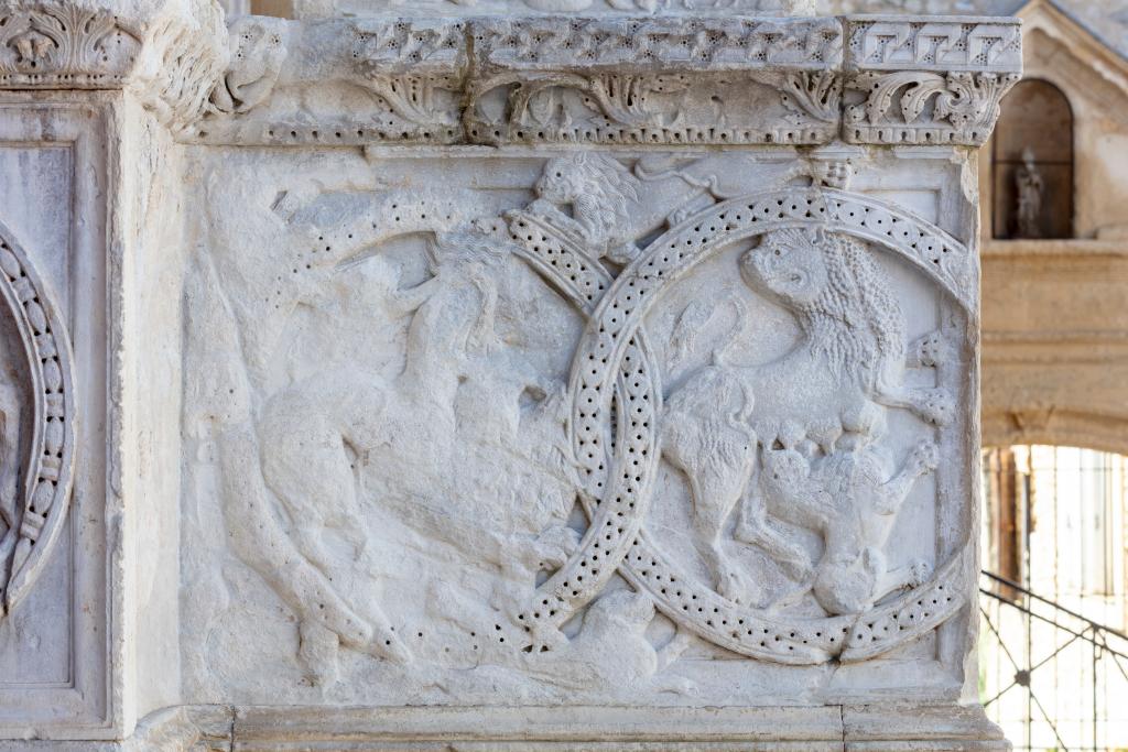 statues et hauts-reliefs du portail de Saint-Gilles