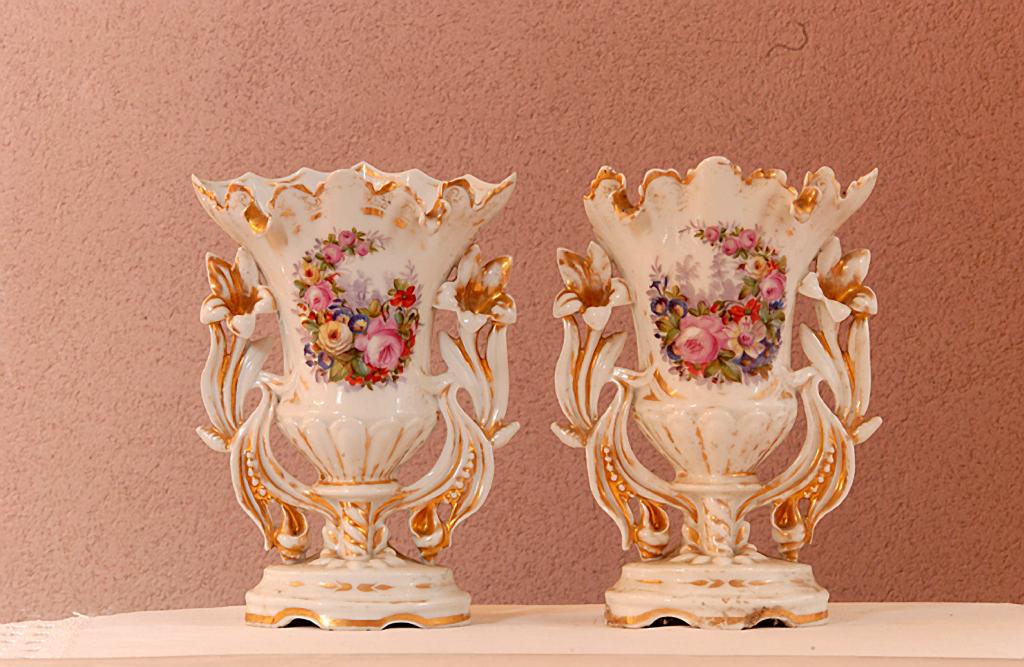 ensemble d'une paire de vases d'autel et d'un vase d'autel, de style néo-rocaille