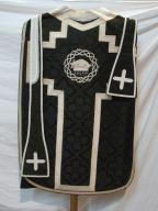 ensemble d'un ornement noir : chasuble, étole de clerc, manipule, voile de calice, bourse de corporal