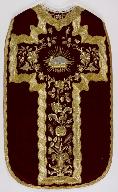 Ornement liturgique catholique rouge accompagné d'une chape, de deux dalmatiques, de deux étoles supplémentaires et de deux manipules supplémentaires (n° 12)