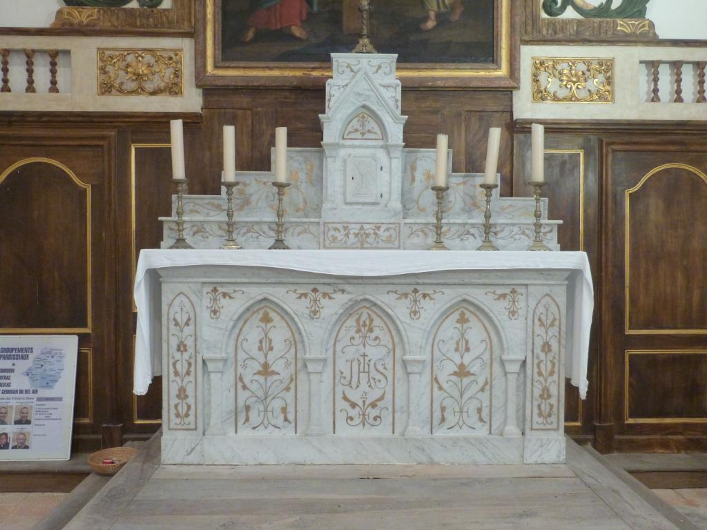 ensemble du maître-autel : autel tombeau, tabernacle architecturé à ailes