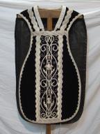 ensemble d'un ornement noir : chasuble , étole de clerc et manipule, voile de calice et bourse de corporal