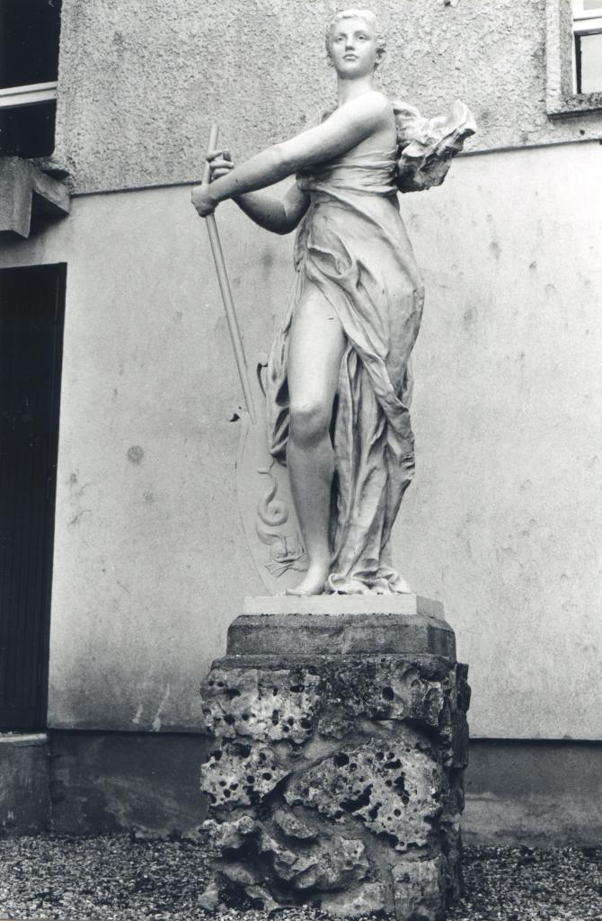 statue de nymphe à la rame