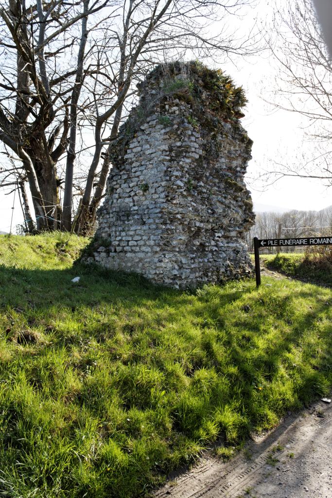 monument : pile funéraire romaine