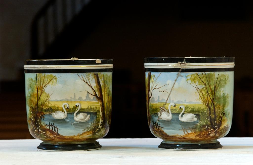 paire de cache-pots transformés en vases d'autel : Cygnes sur un étang