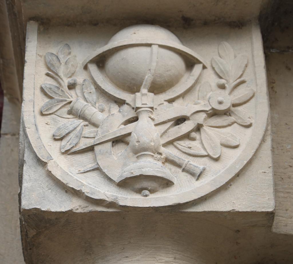 ensemble du décor porté de la façade de l'école Jean Pendariès