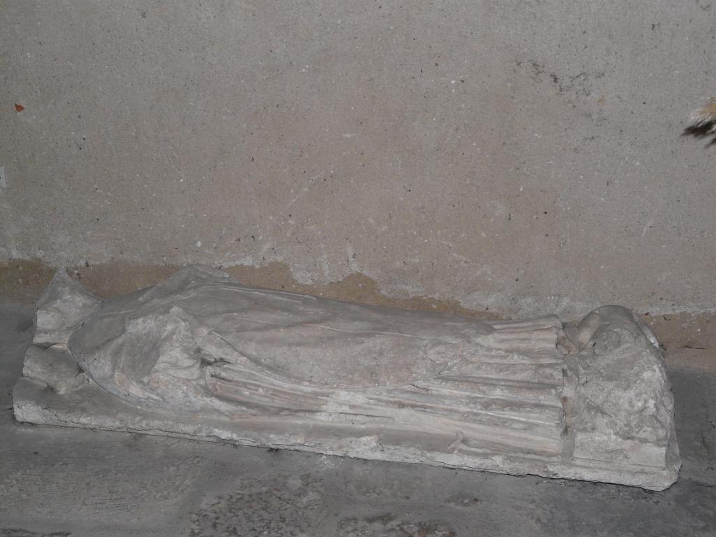 statue (gisant) de cardinal