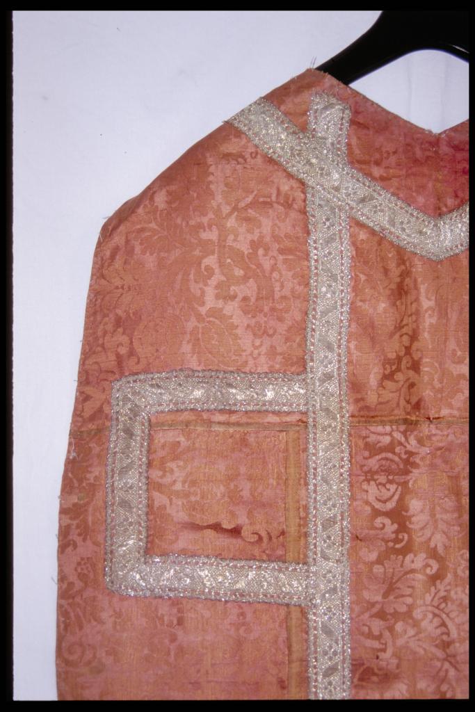 chasuble, manipule, étole, bourse de corporal (ornement rouge)