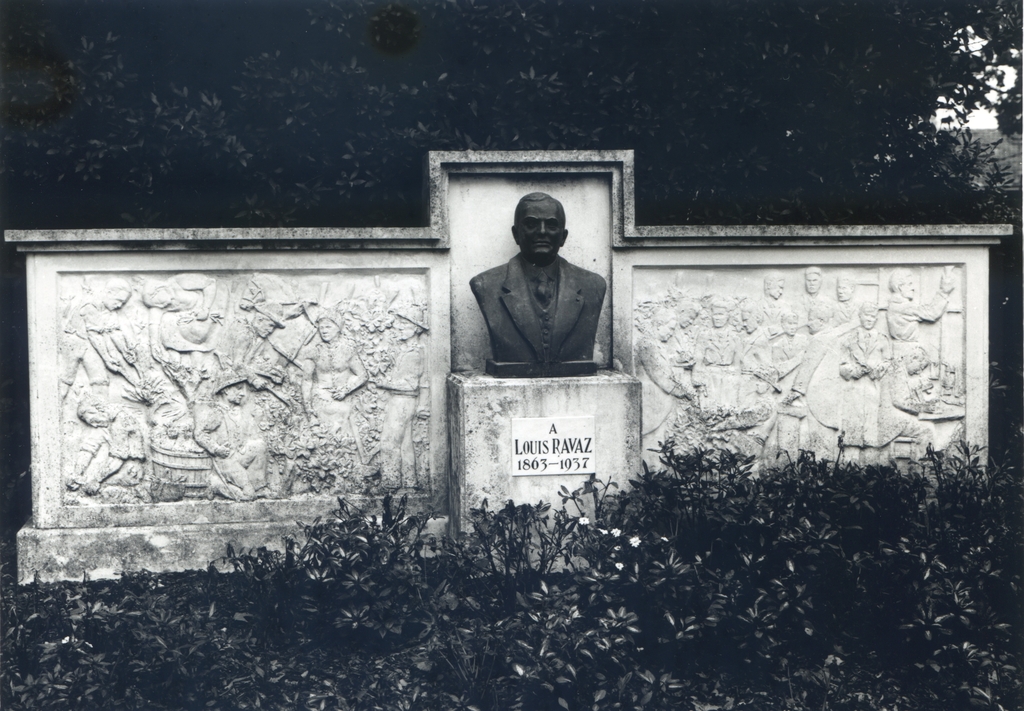 monument commémoratif à Louis Ravas