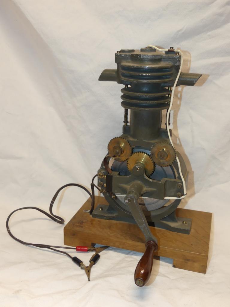 objet de représentation d'élément mécanique : moteur à essence de pétrole type De Dion-Bouton