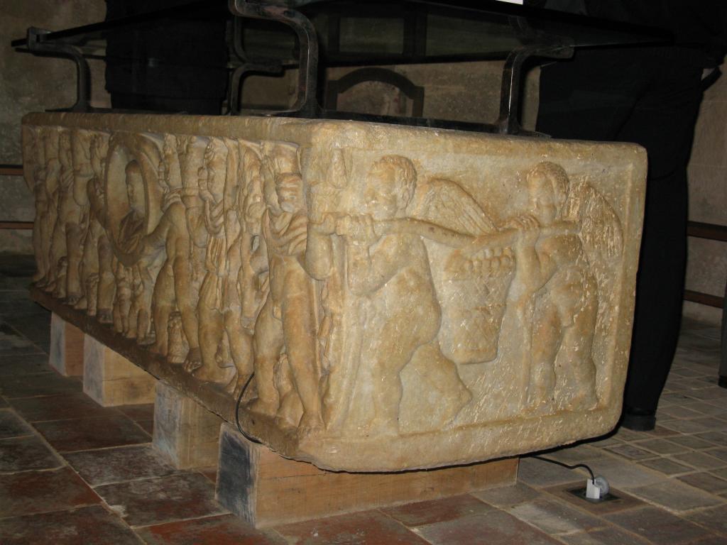 sarcophage, actuellement autel