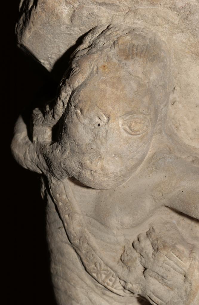 ensemble de 3 chapiteaux d'époque romane : Homme barbu surgissant de rinceaux d'acanthe, Centaure combattant une harpie, Figures démoniaques