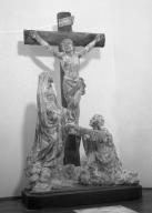 groupe sculpté : Christ en croix avec la Vierge et sainte Madeleine
